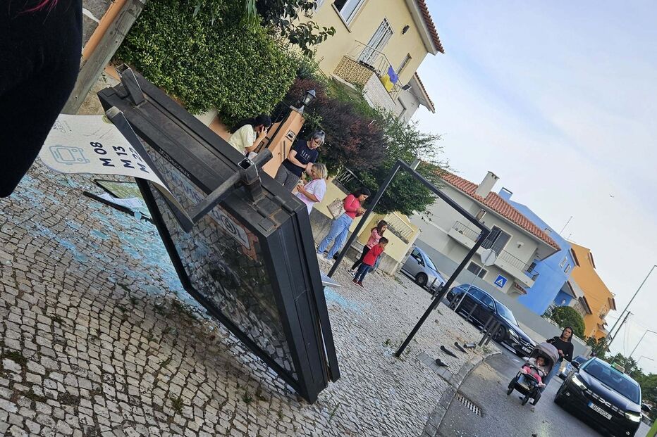 Autocarro destrói paragem em Cascais; populares fogem