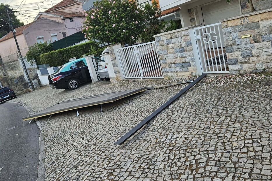 Paragem destruída após autocarro desgovernado em Cascais