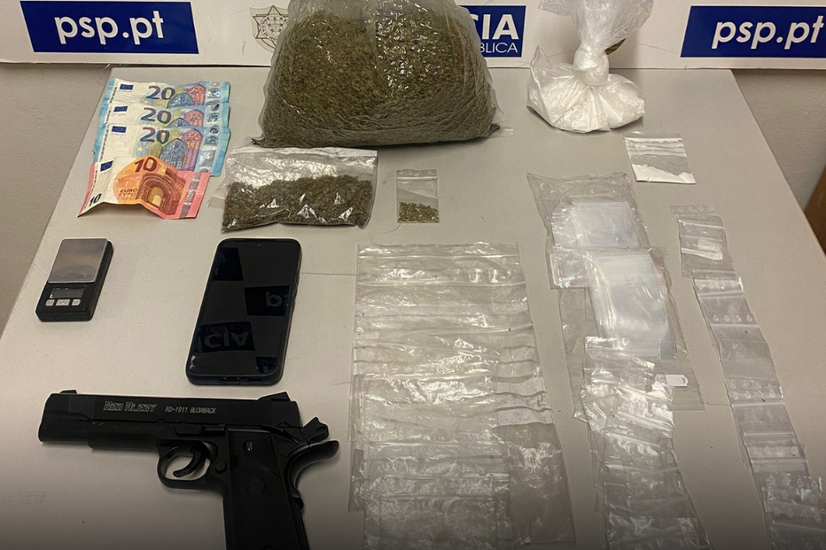 A Polícia apreende droga, dinheiro e arma numa operação