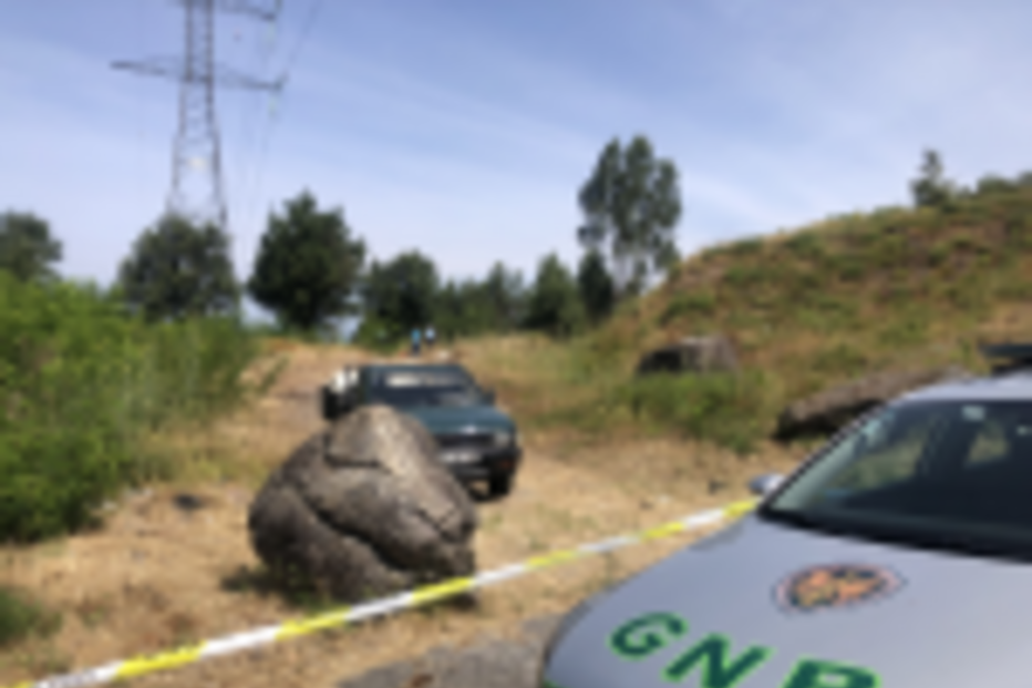 GNR investiga local com viatura e pedra grande