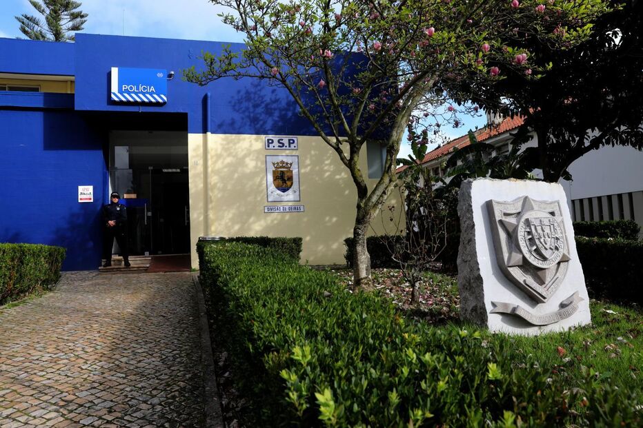 Edifício da polícia em Oeiras com agente à porta