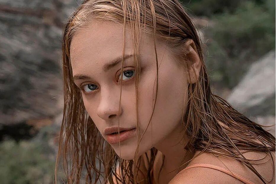 Retrato de uma mulher jovem com cabelo molhado e olhar fixo