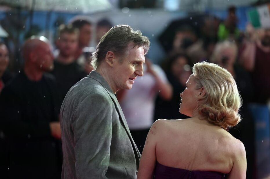Pamela Anderson e Liam Neeson apresentam filme em Londres e aumentam rumores de romance