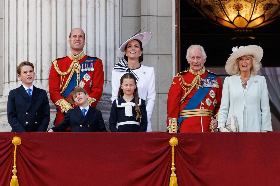 Rei Carlos III com a família no palácio de Buckingham