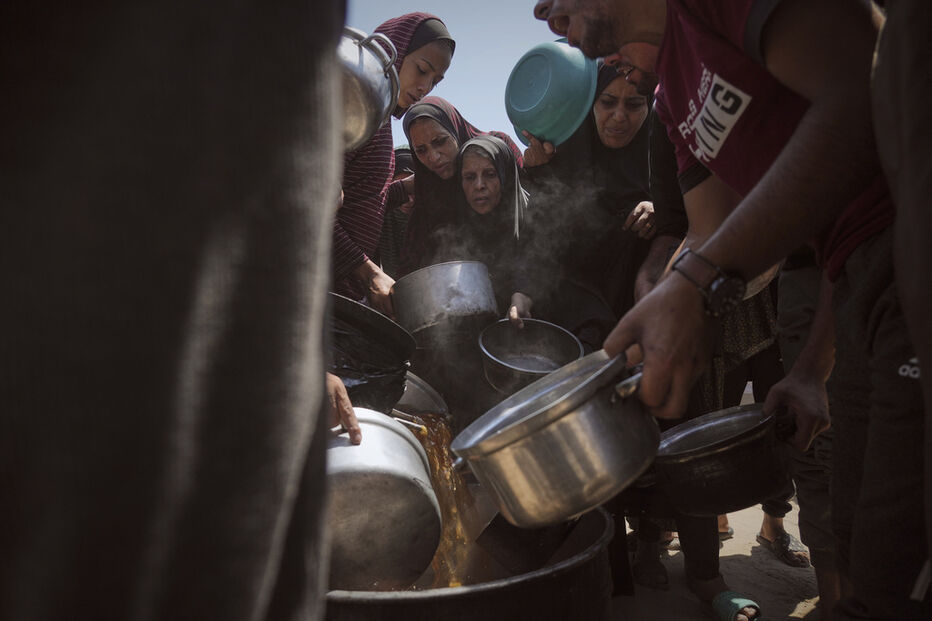 Palestinianos recebem alimentos no norte da Faixa de Gaza