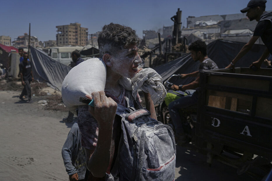 Palestinianos aguardam por comida, na Faixa de Gaza