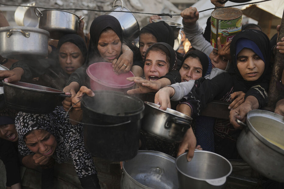 Palestinianos lutam para receber alimentos norte da Faixa de Gaza