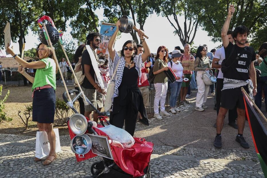 Mais de uma centena de pessoas manifestam-se em Lisboa pelo fim da fome em Gaza