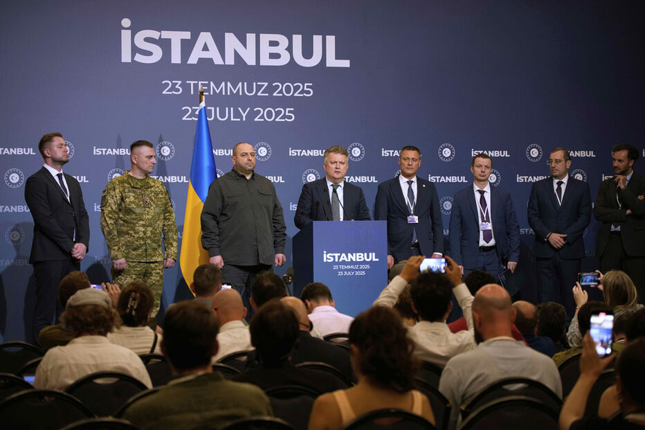 Assessor presidencial russo, Vladimir Medinsky, fala com jornalistas após uma reunião entre as delegações russa e ucraniana, em Istambul