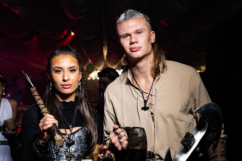 Casal com trajes de inspiração viking em evento temático