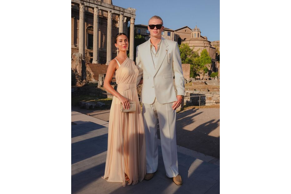 Haaland oferece mala à namorada em Roma, mas escolha gera críticas