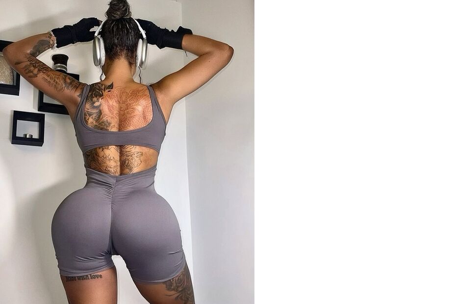 Mulher de costas com tatuagens, roupa desportiva e auscultadores