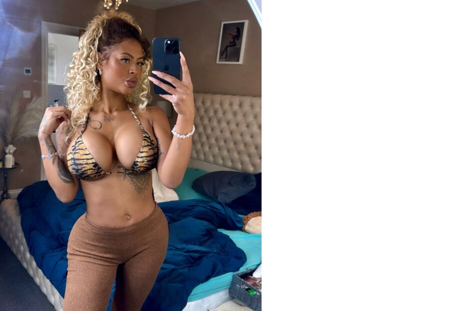 Mulher faz selfie com roupa de banho em padrão tigre e calças castanhas