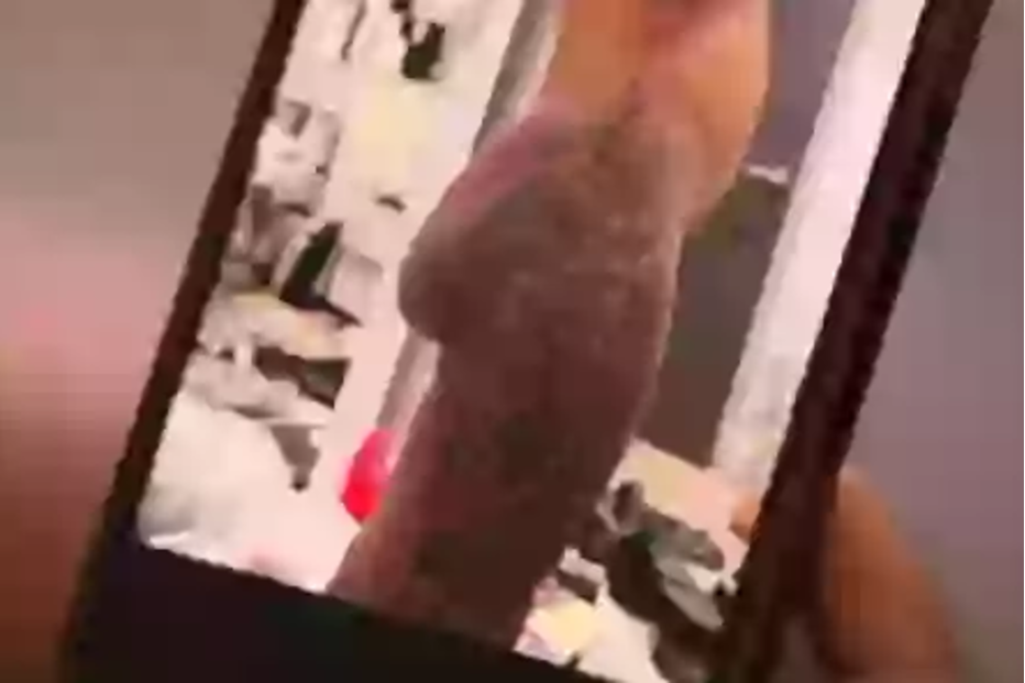 Imagem desfocada de parte do corpo de uma pessoa num telemóvel