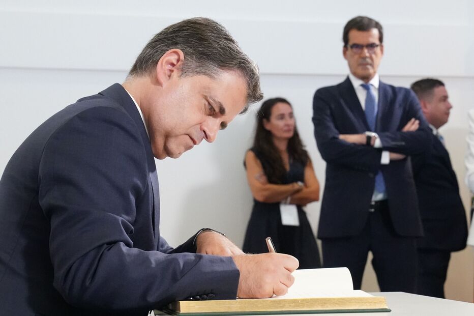 Político assina documento oficial durante cerimónia