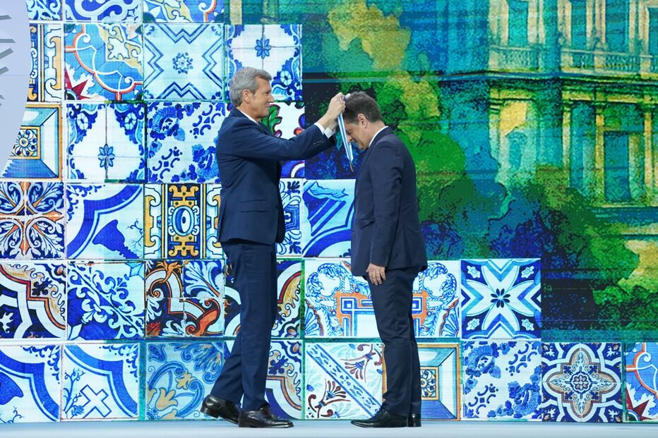 Entrega de medalha durante uma cerimónia oficial