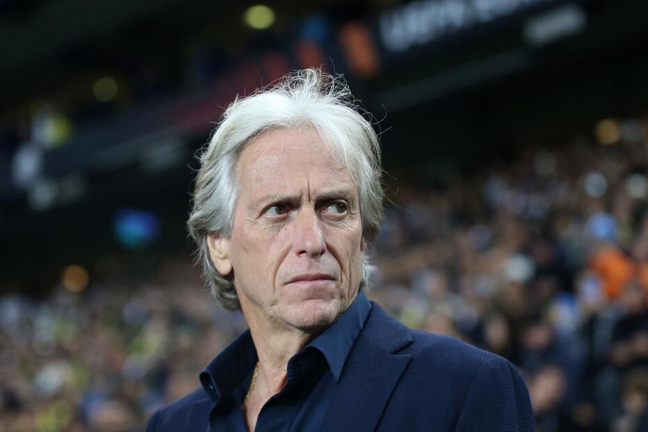 Jorge Jesus observa o jogo com atenção