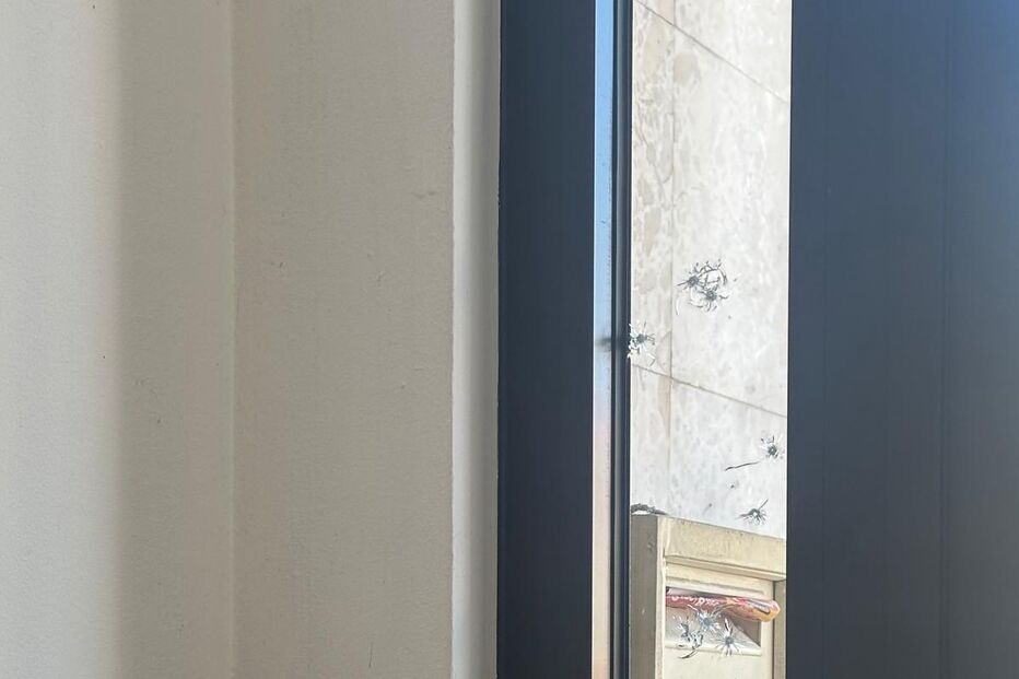 Tiros atingiram montra e fachada de prédio