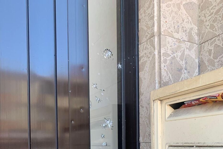 Tiros atingiram montra e fcahada de prédio.jpeg