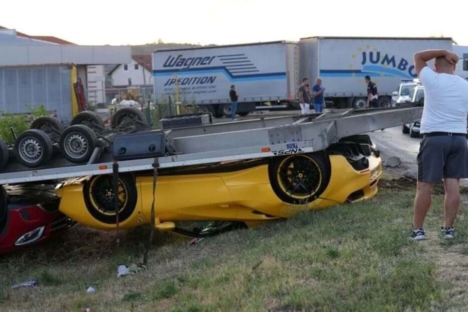 Reboque capota com Ferrari e Mercedes-Benz num país do leste europeu
