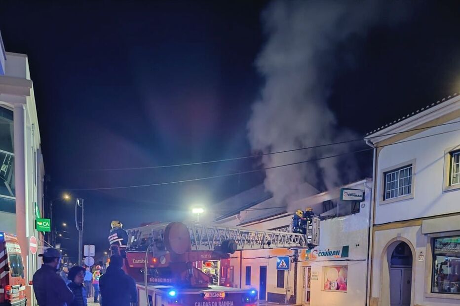 Incêndio em Alfeizerão mobiliza bombeiros de S. Martinho do Porto e Caldas da Rainha