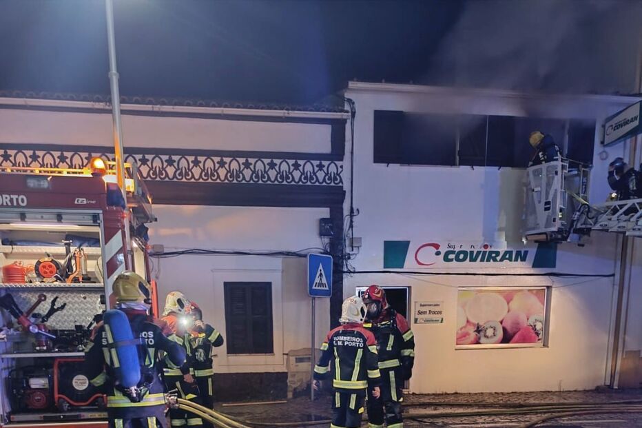 Incêndio em Alfeizerão destrói supermercado; bombeiros de S. Martinho e Caldas combatem chamas