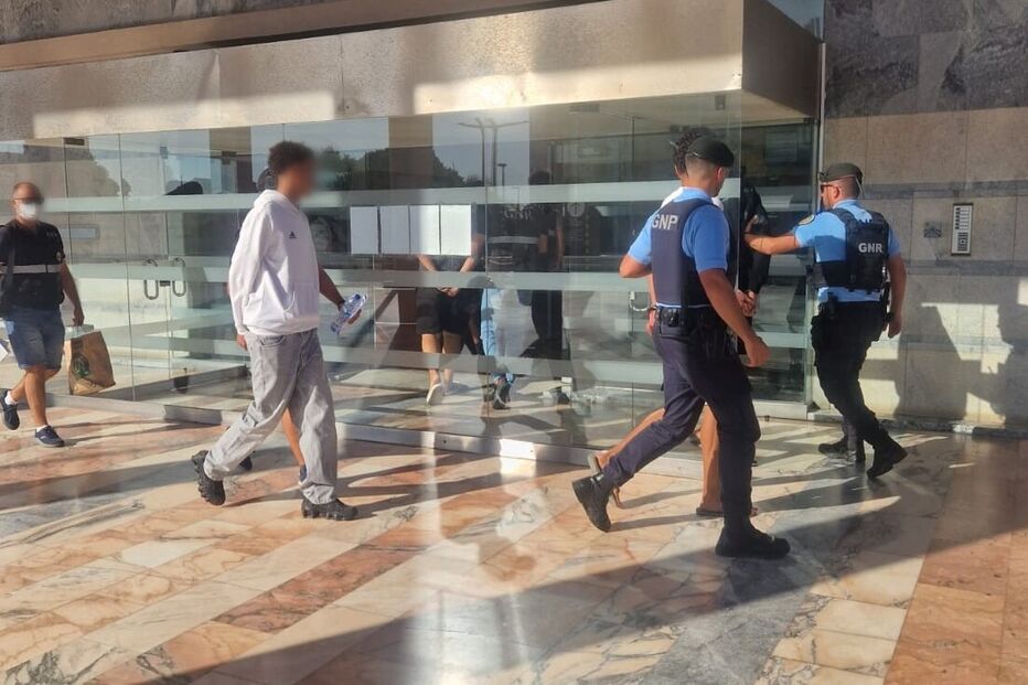 Gang juvenil que agrediu turista em Albufeira é ouvido hoje em Tribunal