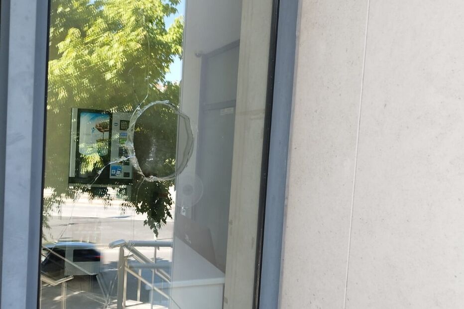 Homem parte vidro da porta de entrada do Comando Distrital da PSP de Coimbra