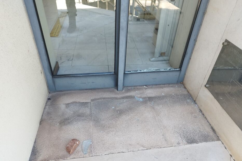 Homem parte vidro da porta de entrada do Comando Distrital da PSP de Coimbra