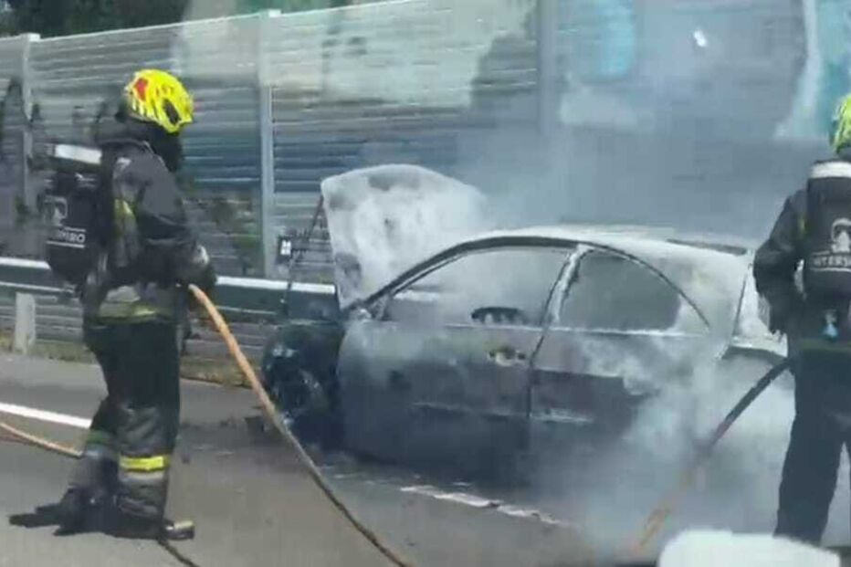 Carro consumido pelas chamas em Gaia