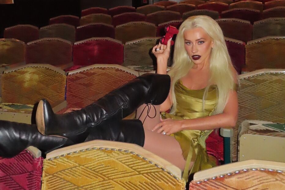 Christina Aguilera promove 'Burlesque: O Musical' com lingerie