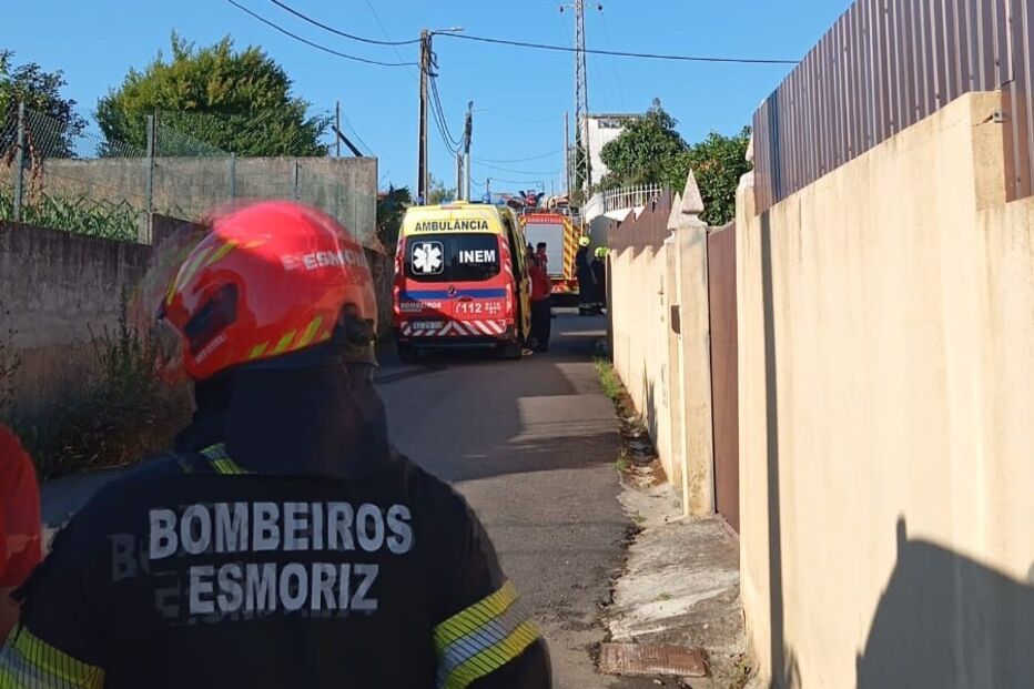 Explosão em Ovar faz três feridos graves; bombeiros e equipas médicas no local