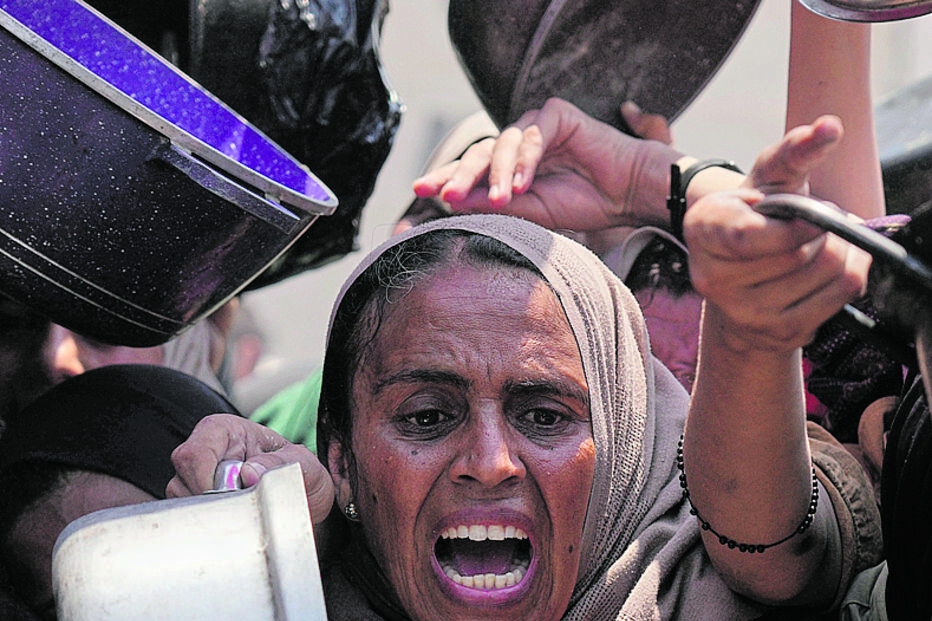 Palestinianos arriscam a vida em busca de ajuda humanitária