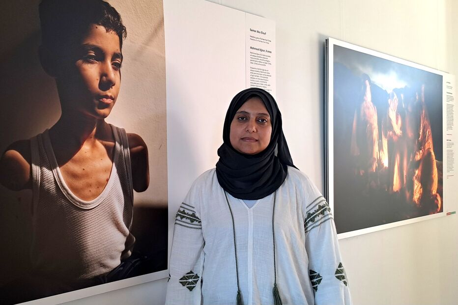 Samar junto à fotografia que tirou a Mahmoud