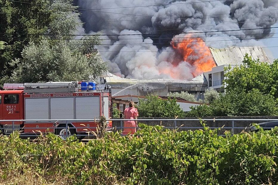 incêndio que deflagrou em fábrica de materiais em Coimbra