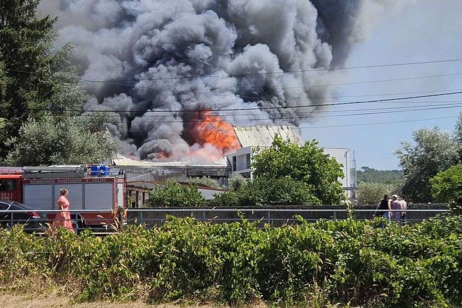 incêndio que deflagrou em fábrica de materiais em Coimbra