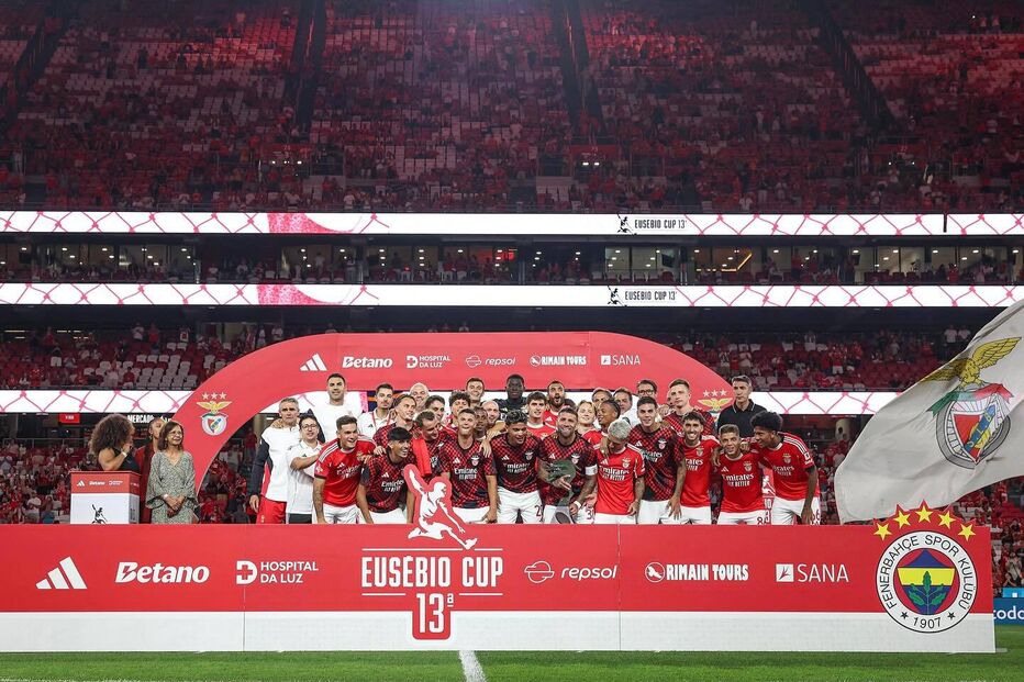 Jogadores do Benfica festejam vitória na Eusébio Cup em Lisboa