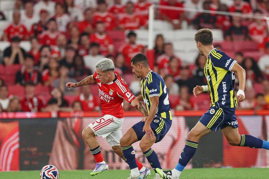 Jogadores do Benfica festejam a vitória na Eusébio Cup num restaurante em Lisboa