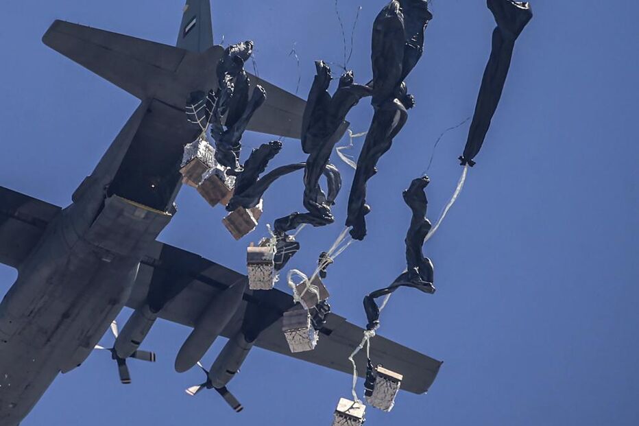 Israel lança ajuda aérea em Gaza com farinha, açúcar e enlatados