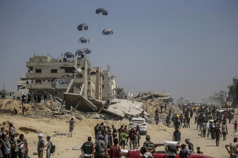 Lançamento aéreo de ajuda humanitária israelita em Gaza, incluindo alimentos