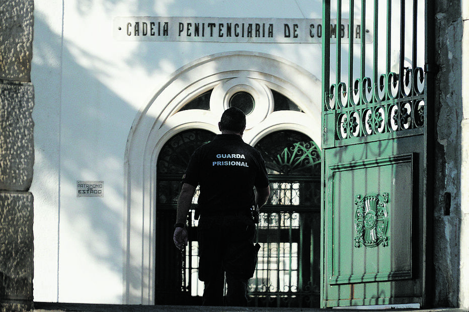 Os guardas da cadeia de Coimbra têm feito diversas apreensões de telemóveis e droga