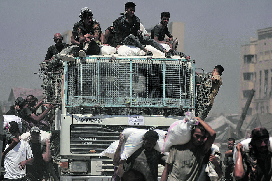 Ajuda à população de Gaza chegou por terra e pelo ar. A ONU alerta, contudo, que o alívio das restrições é insuficiente. Pede que todas as fronteiras sejam abertas para acudir aos necessitados