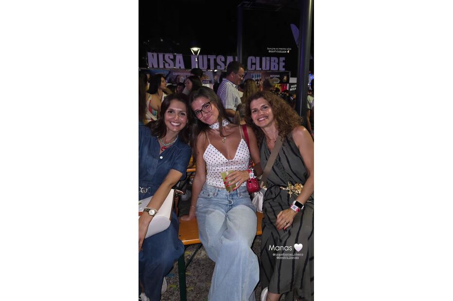 Beatriz Barosa com a irmã e a mãe no Nisa Futsal Clube