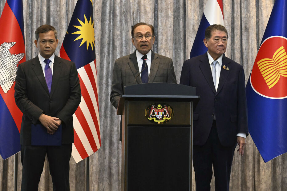 Primeiro-ministro do Camboja, Hun Manet (à esquerda), seguido pelo primeiro-ministro da Malásia, Anwar Ibrahim e por primeiro-ministro interino da Tailândia, Phumtham Wechayachai