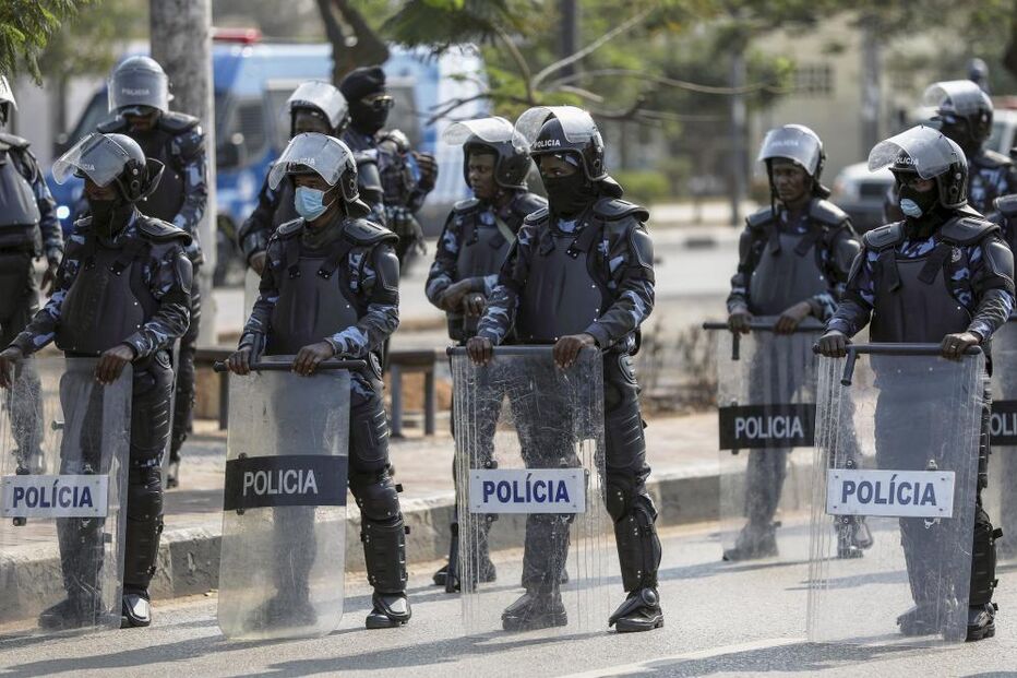 essoas carregam cartazes enquanto protestam contra o aumento dos preços dos combustíveis e outras commodities em Luanda