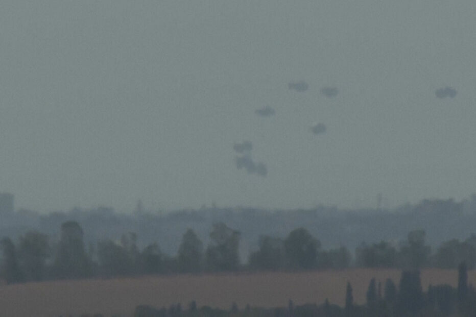 Ajuda humanitária lançada na Faixa de Gaza por avião da Jordânia e dos Emirados Árabes Unidos