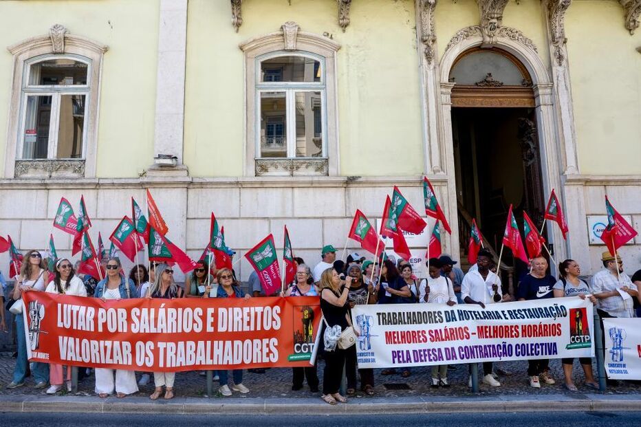 Cerca de uma centena protesta junto à AHRESP por melhores salários e condições de trabalho