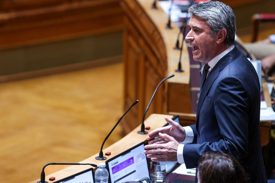 José Luís Carneiro desafia Governo a resolver problemas de habitação