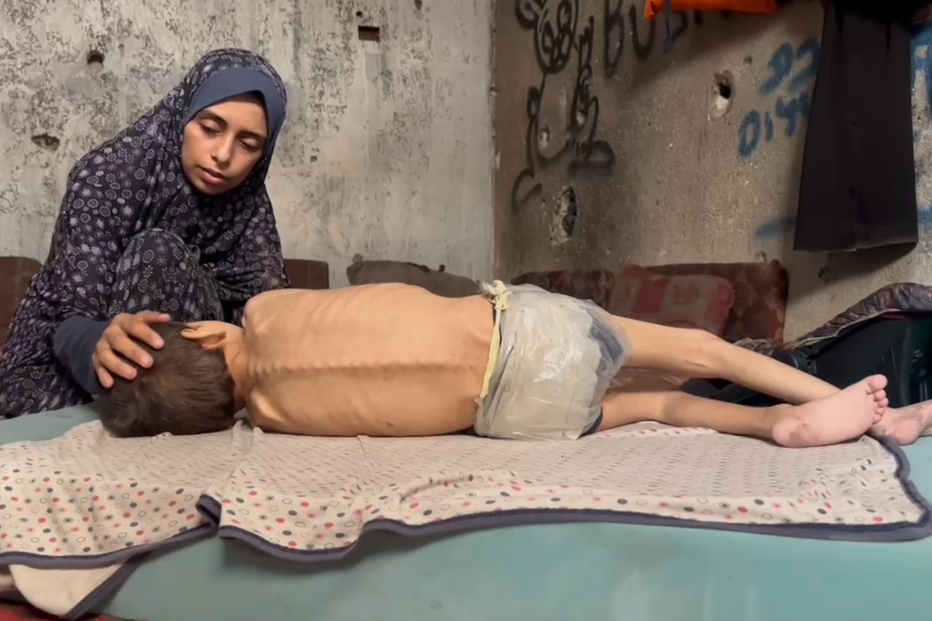 Samah Matar, 31 anos, deslocada palestiniana e mãe de seis filhos fotografada na casa improvisada na escola al-Hashtal, norte da cidade de Gaza