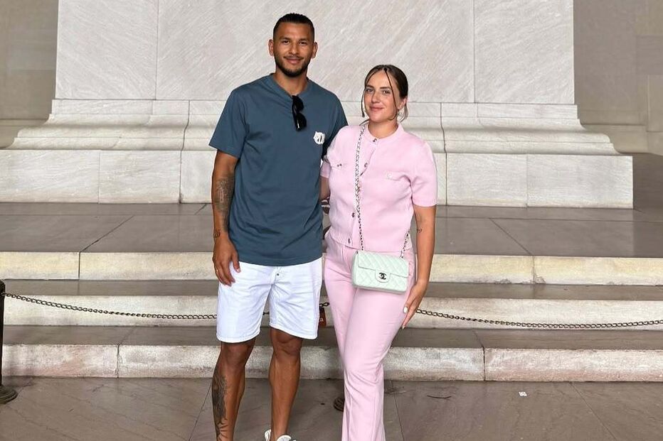 Carolina Rubia, mulher de Luis Suárez, visita monumento em Lisboa